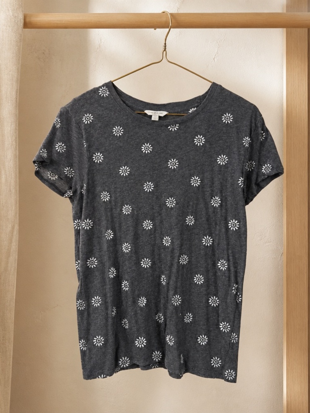 Lucky Brand Daisy Print T-Shirt  Women’s size Small  Short sleeve tee shirt